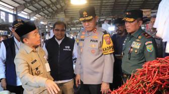 Kapolda Jambi Dampingi Gubernur Sidak Pasar Angso Duo Pastikan Harga Sembako Stabil.